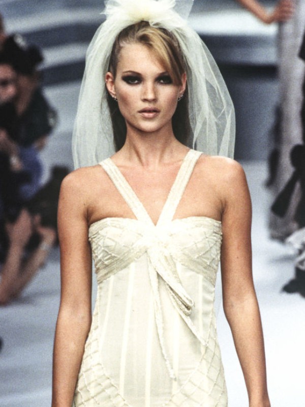 Kate Moss felejthetetlen füstös sminkjei tökéletesen mintázták a 90-es évek laza, dögös hangulatát
