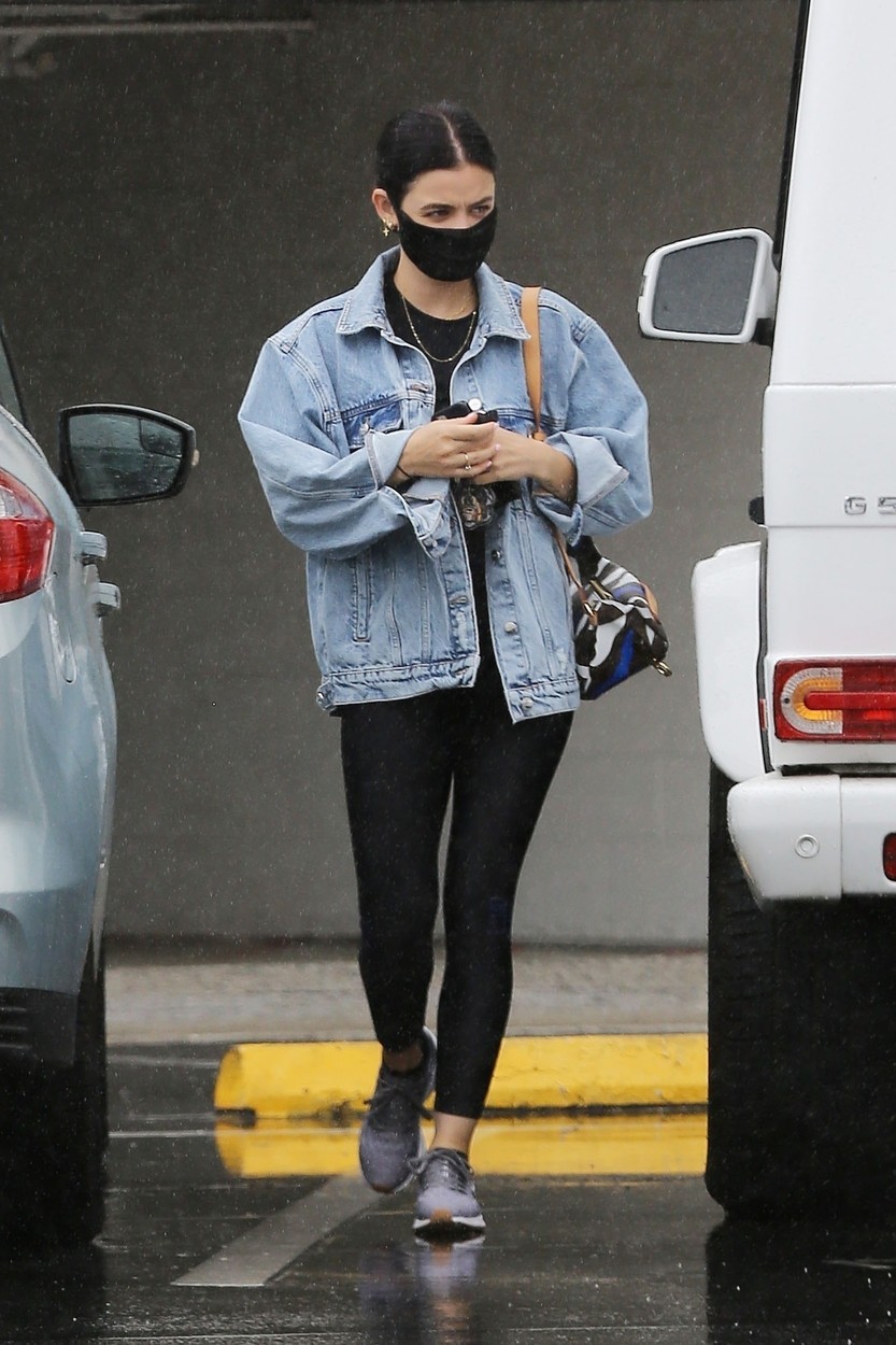 Inspirációk sztároktól, hogy mit viselj esős, őszi időben