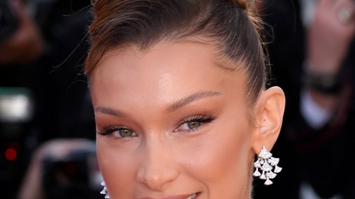 Bella Hadid teljesen felismerhetetlen tejfölszőke hajjal