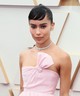 2022 – Zoë Kravitz időtlen eleganciát sugárzott a 2022-es díjátadón, megidézve a régi Hollywood ikonikus alakját, Audrey Hepburnt. A színésznő egy babarózsaszín, pánt nélküli Saint Laurent ruhát viselt, amelyet egy 36 karátos, ovális csiszolású Kwiat gyémánt nyaklánc és egy 10 karátos gyémánt fülbevaló tett teljessé.