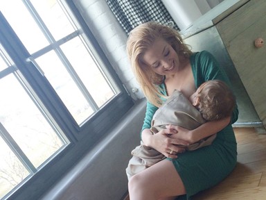 A színésznő kislányát szoptatja