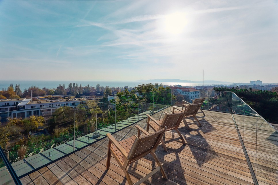 Rooftop Bár teljes balatoni panorámát kínál