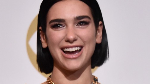 Biztostűk tartották össze Dua Lipa ruháját a Grammy-gálán
