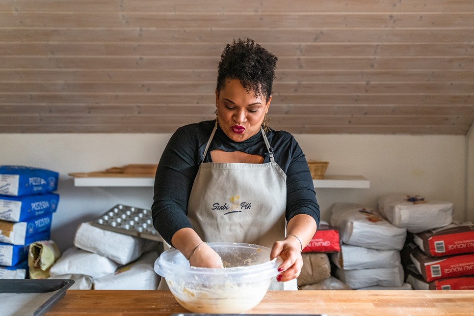 Sena Dagadu kalácsot készített. Érdemes megnézni a trükköket, hogy a tiéd is ilyen ragyogóan sikerüljön!