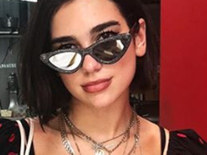 Dua Lipa legmenőbb nyári darabja egy Nanushka felső