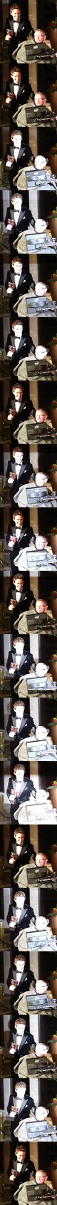 Eddie Redmayne olyannyira hitelesen játszotta el Stephen Hawking szerepét a Mindenség elmélete című filmben, hogy a fiatal színész Oscar-díjban is részesült. A szerep kedvéért Redmayne 15 kilót fogyott és megnövesztette körmeit (Hawking egyik szokása révén), de ezek mind apróságnak tűnnek ahhoz az arc- és testjátékhoz képest, amit a film folyamán produkált. Hawking folyamatos leépülését mesterien alakította, és a film végére teljesen elveszítette eredeti kinézetét.