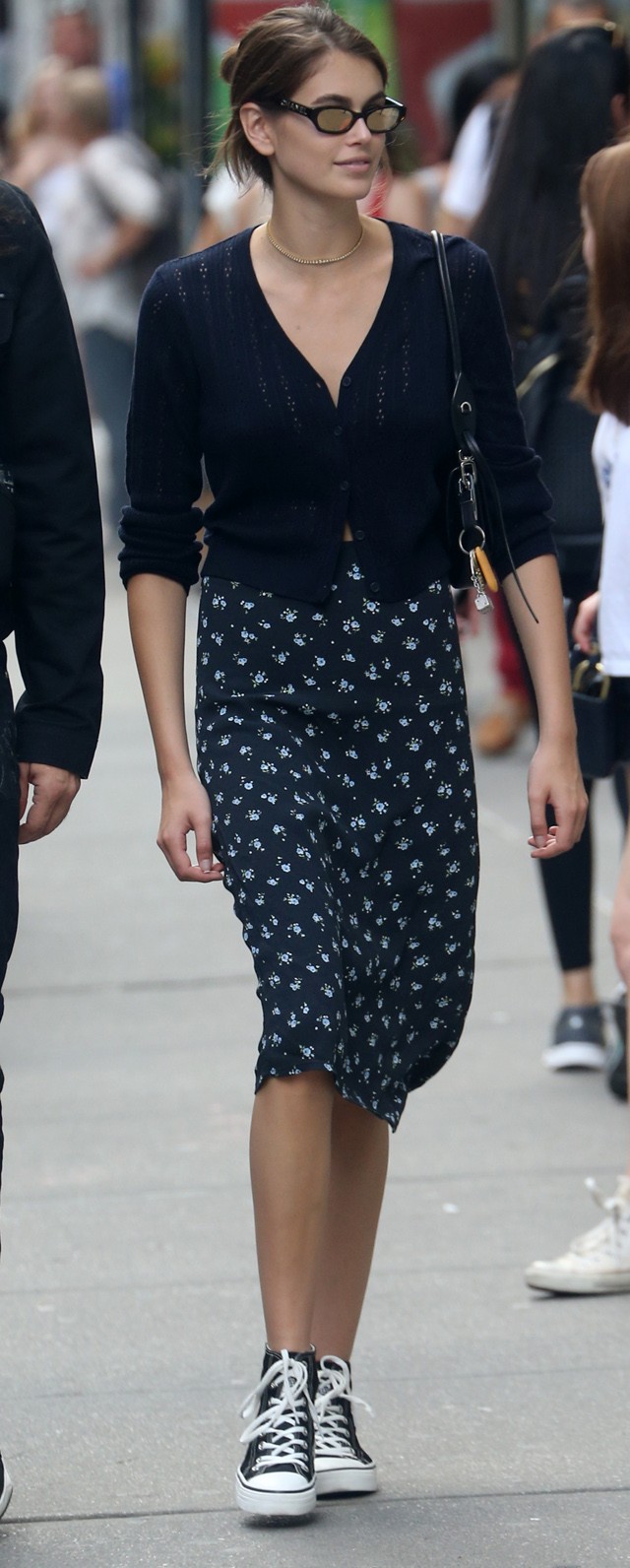 A nagymama-kardigán lesz az ősz legnagyobb trendje: Bella Hadid, Kendall Jenner is ezt viseli