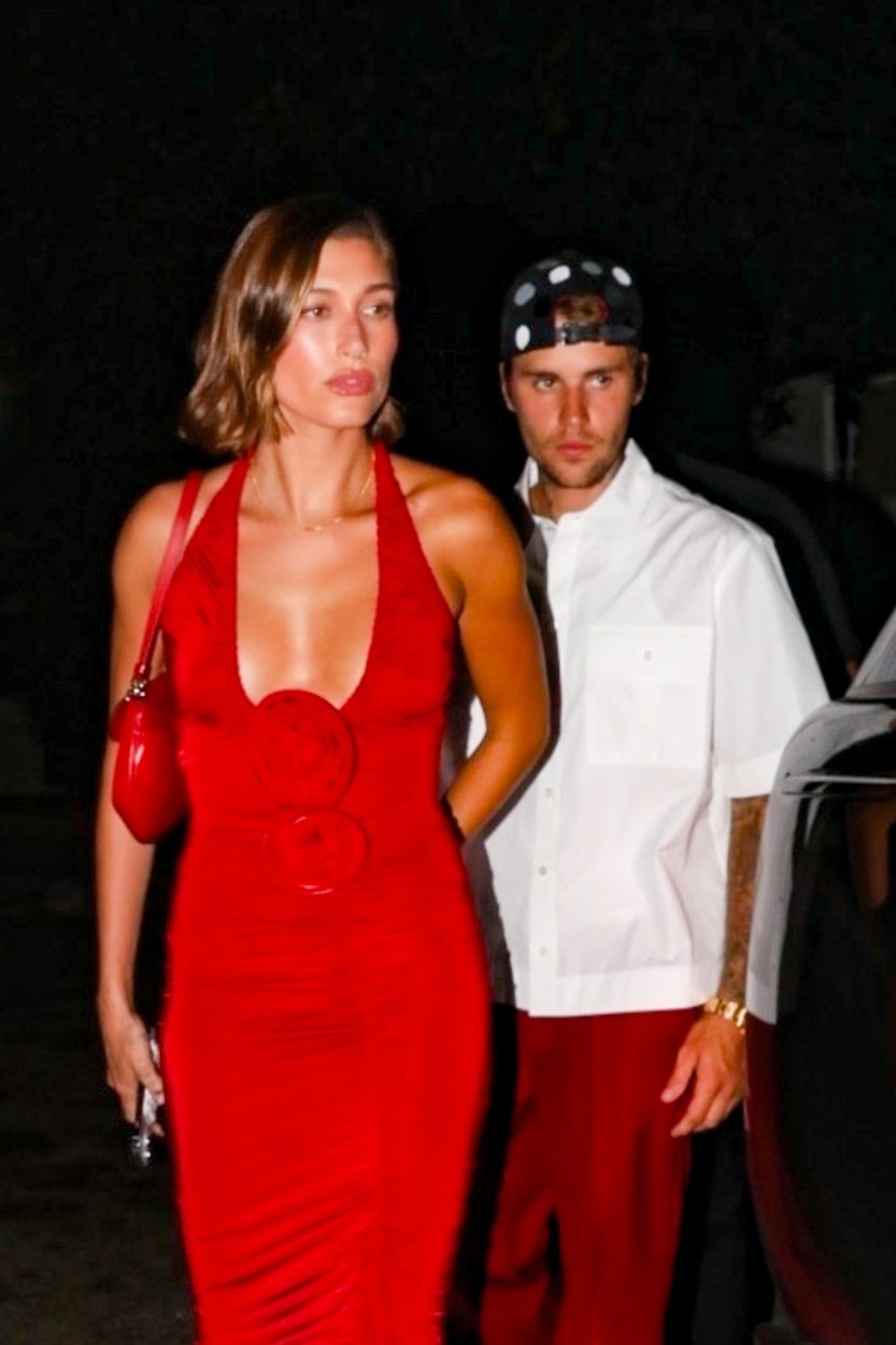 Justin Bieber és Hailey Bieber között csak úgy perzsel a szenvedély ebben a tűzvörös összeállításban