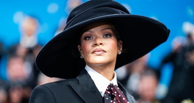 Rihanna pikáns fotói felrobbantották az internetet, egy szál bikiniben pózol az állapotos énekesnő