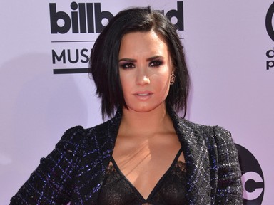 Demi Lovato imádná, ha fogdosnák