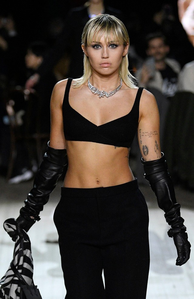 Miley Cyrus modellként debütált a kifutón, és felrobbantotta az internetet