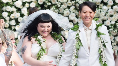 A The Gossip énekesnője feleségül vette barátnőjét