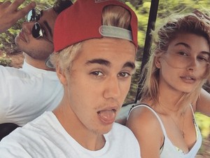 Ezt az énekest választotta Justin és Hailey Bieber az esküvőjükre