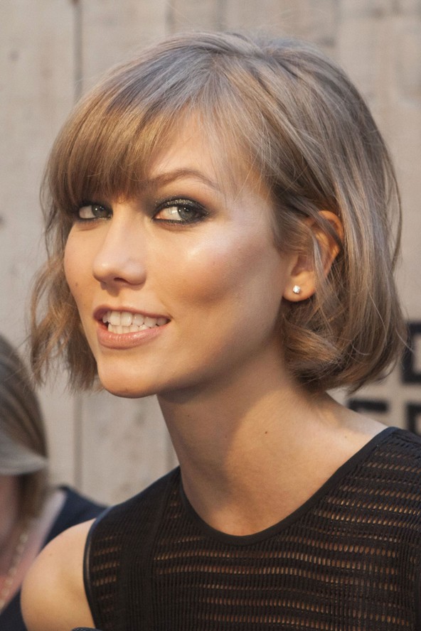 Karlie Kloss egy Vogue-fotózás miatt vágatta le a haját, de később bevallotta, hogy most már teljesen odavan a frizurájáért.