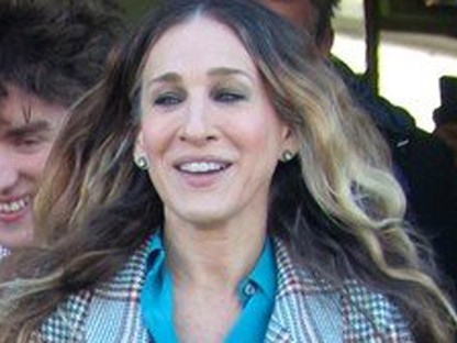 Sarah Jessica Parker újabb Carrie Bradshaw pillanata: álom, ahogy a színeket kombinálja