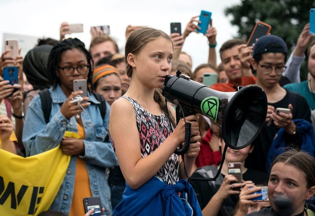 Greta Thunberg: Greta Thunberg svéd környezetvédő aktivista, aki több nemzetközi elismerést kapott, amiért évek óta kitartóan harcol és emel hangot az éghajlatváltozás problémája miatt. Alig 17 éves, de fel merte szólítani a világ vezetőit, hogy ők azok, akik tehetnek valamit a bolygó megmentéséért. Már számos kitüntetést és díjat kapott, köztük a Skót Királyi Földrajzi Társaság tiszteletbeli ösztöndíját, felkerült a Forbes 100 legbefolyásosabb nőjének listájára és két jelölést is kapott a Nobel-békedíjra.