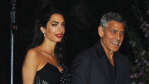Amal Clooney vörös szőnyegre illő ruhát választott egy vacsorához!