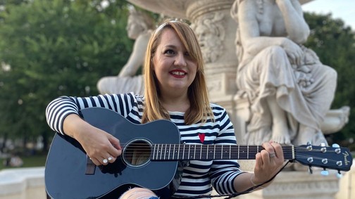 Ez a csíkos felső egyszerűen mindent visz!