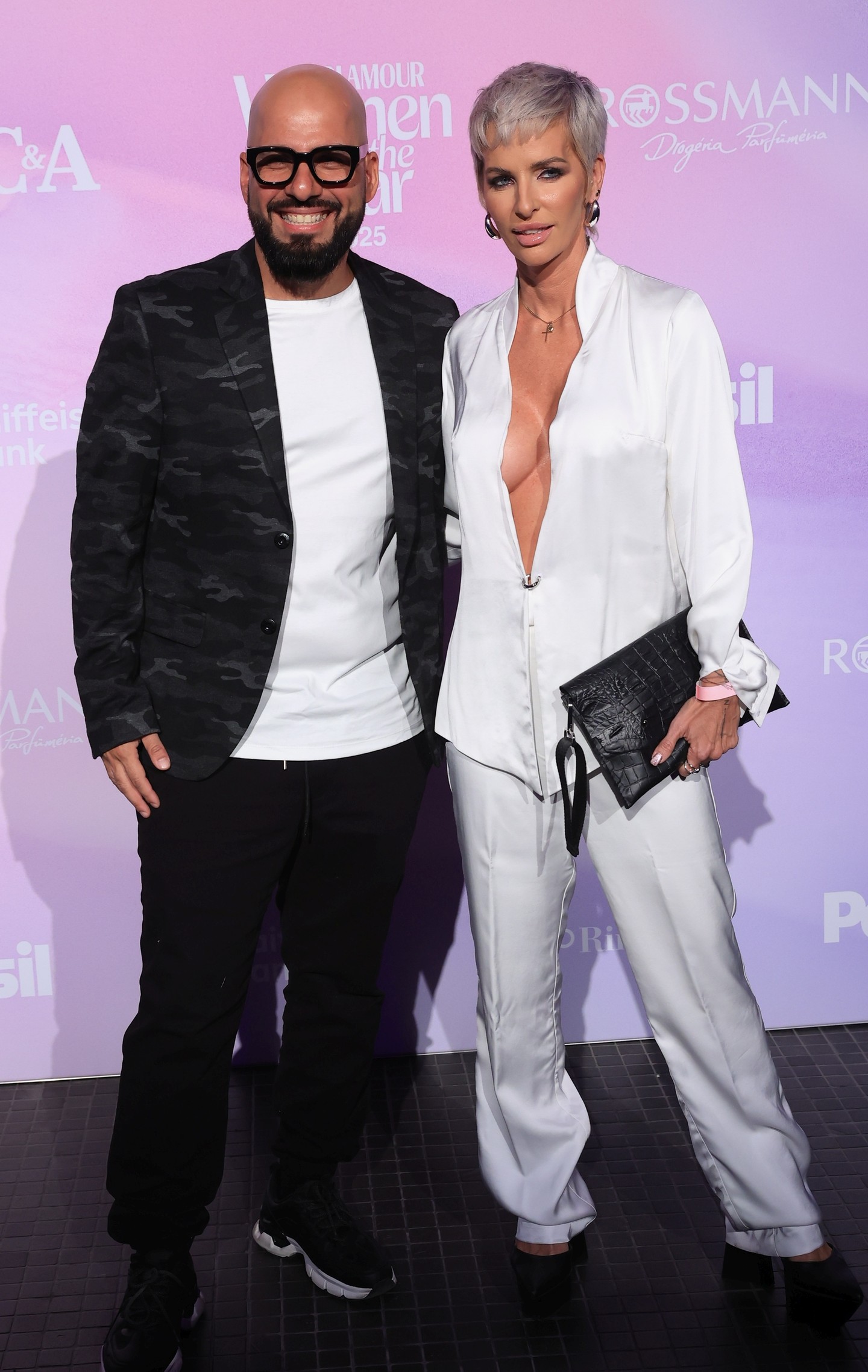 Lotfi Begi és felesége, Lotfi- Schadi Réka párosából egyszerre sugárzott a kényelem és az elegancia. Tökéletesen kiegészítették egymást!