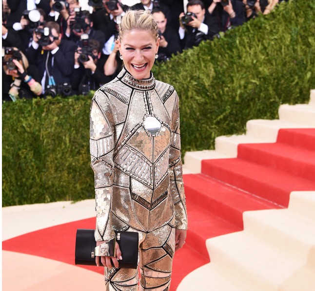 Csillogó fémruhák, szkafander...