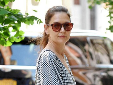 Katie Holmes igazi klasszikus nyári mintában birkózik meg a hőséggel
