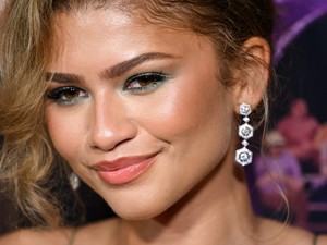 Zendaya meztelenszoknyája álomszép, szinte csak fehérneműben lépett ki az utcára