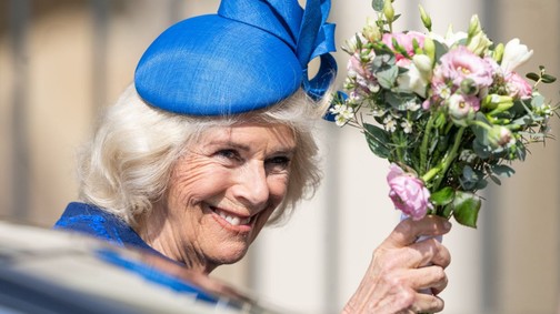 Kapaszkodj, de ez a nő nem Kamilla királyné, csak a tökéletes hasonmása