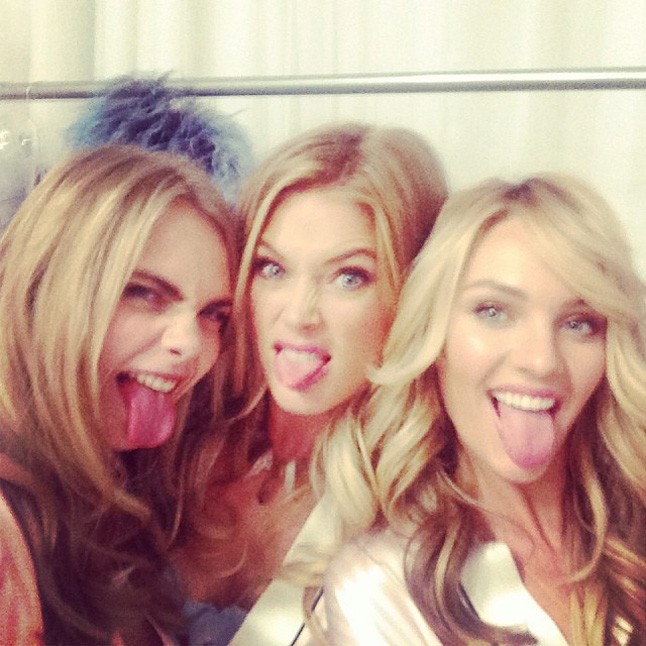 Candice és Doutzen Cara társaságában klasszikus Delevingne-arckifejezéssel.