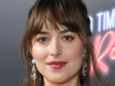 Dakota Johnson folyamatosan ezt a színt viseli a vörös szőnyegen, de még mindig jó választás