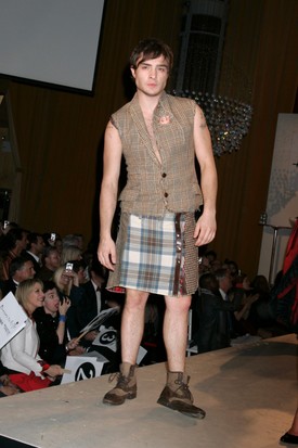 Ed Westwick 2009 márciusában a 7. "Dressed To Kilt" Charity Fashion Show-n.