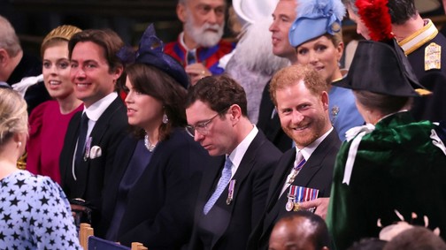 Fotók: Harry herceg lazán, szemtelenül boldogan, mosolyogva, érkezett a koronázásra