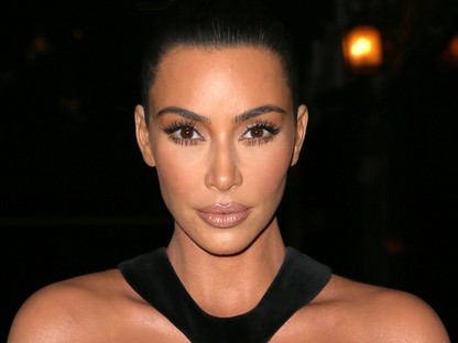 Kim Kardashian alig takaró ruhája emberiség ellen elkövetett vétek