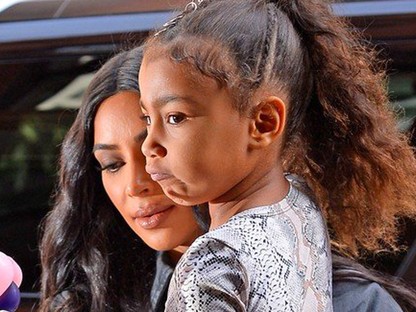 Az 5 éves kis North West a legcukibb szemsminkben lépett utcára Kim Kardashian oldalán