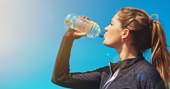 Tudtad, hogy a vízivást is túlzásba viheted? Ennyi már károsnak számít a szakértő szerint