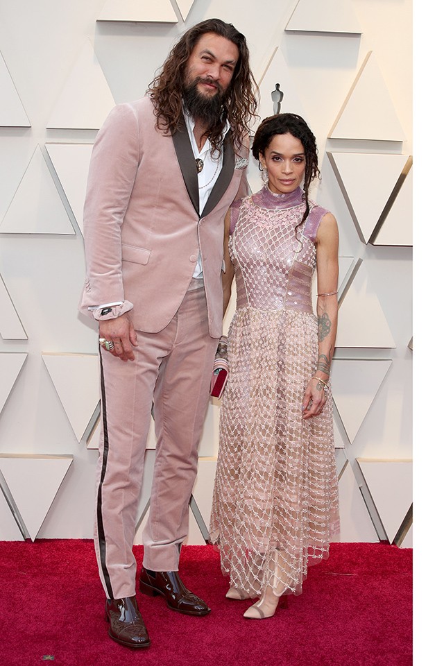 Minden, ami Jason Momoa rózsaszín zakója mögött van