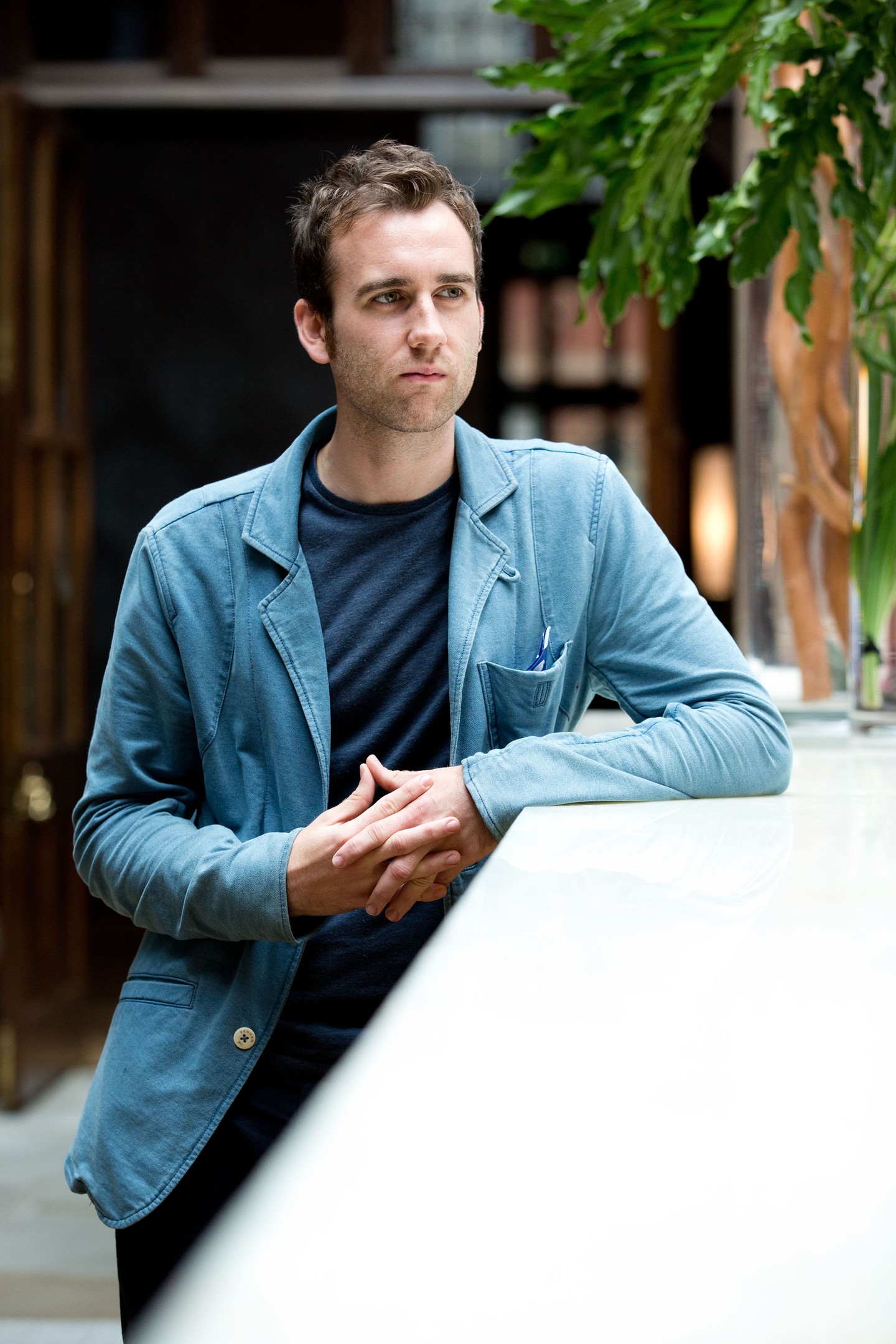 Matthew Lewis 2013-ban egy fotózáson a King's Cross pályaudvaron.