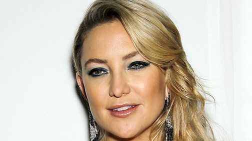 Mélyen dekoltált otthonkában illegeti magát Kate Hudson