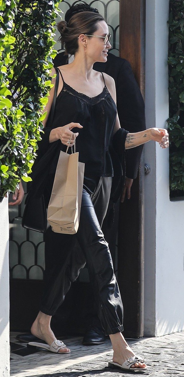 Így koppinthatod le Angelina Jolie tökéletes utcai szettjét párezer forintból