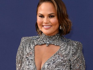 Chrissy Teigent ismét várandósnak nézték ebben a ruhában