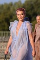 Florence Pugh a párizsi divathéten ismét hadat üzent a testszégyenítőknek "tessék, itt vagyok, gyönyörű vagyok, és nem félek magam megmutatni" típusú ruhájában