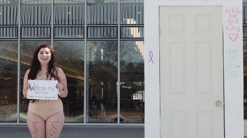 Testére írt üzenetekkel lép fel az evészavar ellen ez a fiatal lány