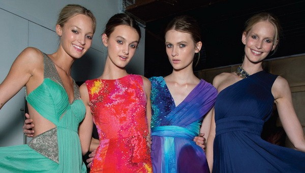 A Matthew Williamson show modelljei glamúros frizurát kaptak. A kollekció nőies, letisztult, erőteljes színekkel és gyönyörű szabásvonalakkal