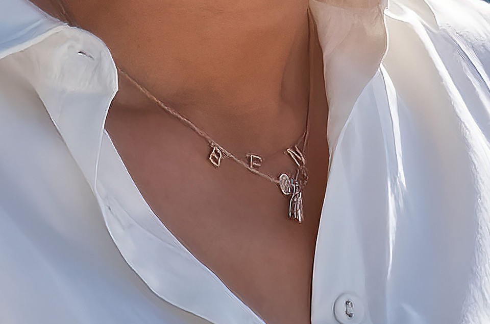  Jennifer Lopez nyakláncán jól kiolvasható a BEN felirat