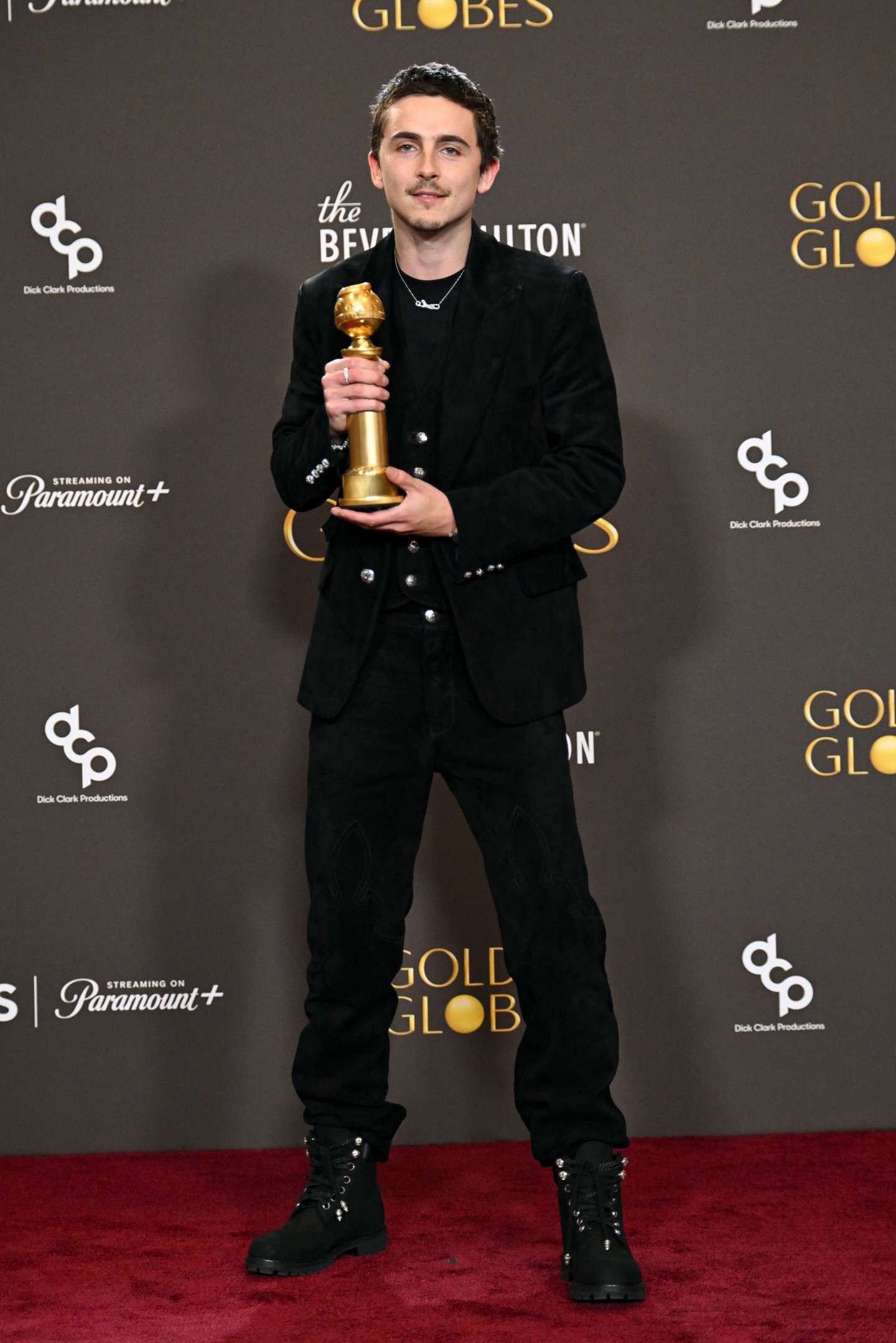 Timothée Chalamet régóta megbízható inspiráció a vörös szőnyegen, méghozzá a maga abszolút kiszámíthatatlanságával. A 2026-os Golden Globe díjátadóra egy háromrészes Chrome Hearts öltönyben és Timberlands bakancsban érkezett. Élete első Golden Globe díját pedig olyan színészek elől happolta el, mint a legendás Leonardo DiCaprio, Ethan Hawke vagy George Clooney.