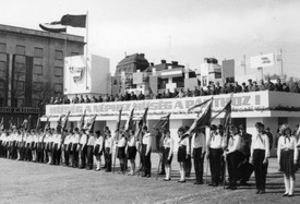 Ötvenhatosok tere (Felvonulási tér) a Délibáb utca torkolata felé nézve A KISZ fogalomtételi ünnepsége 1968. április 4-én / Fotó: Fortepan