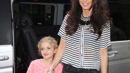 Mindenki kiakadt a sztár durván kisminkelt 8 éves kislányán