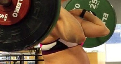 Ez a kismama 9 hónapos terhesen is 45 kilós súlyokat emel