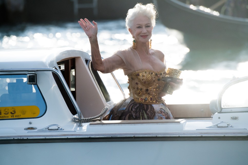 A 76 éves Helen Mirren mindenkit túlragyogott a Dolce & Gabbana show-ján