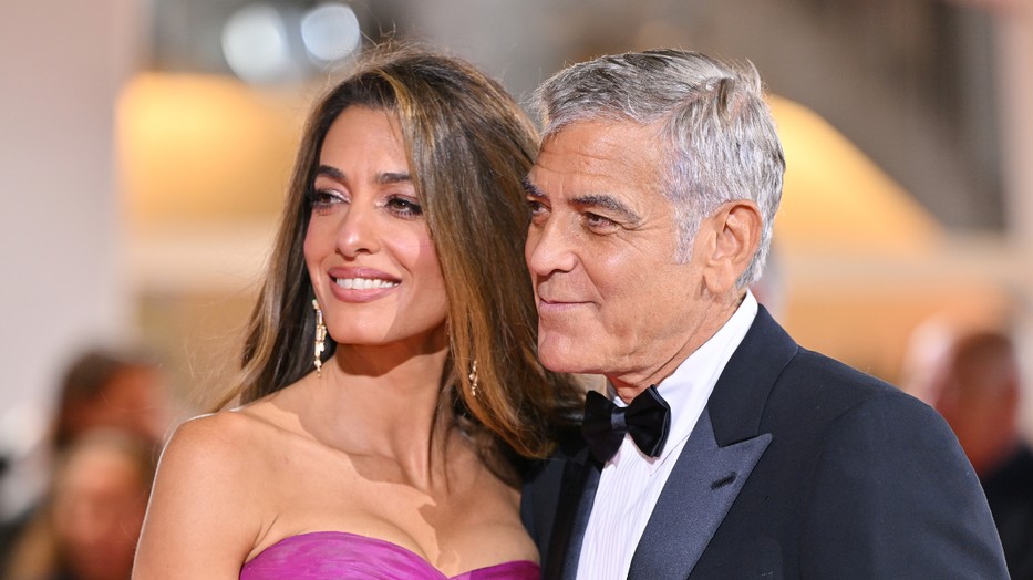 Amal Clooney remek partiszettet választott Velencében