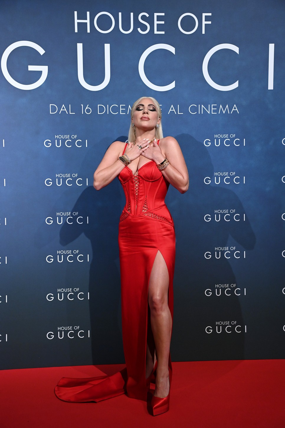Lady Gaga felrobbantotta a vörös szőnyeget ebben a ruhában A Gucci-ház premierjén